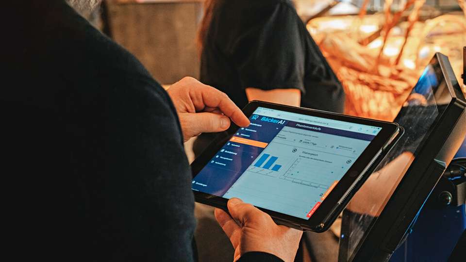 
        Die BäckerAI wurde das erste Produkt des 2021 gegründeten Start-ups PlanerAI. Ziel des Unternehmens ist es, Lebensmittelverschwendung zu reduzieren. (Foto: PlanerAI GmbH)
      