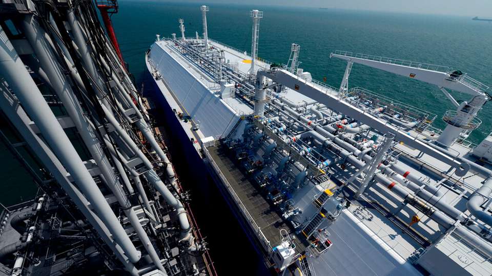 
        Das mit verflüssigtem Erdgas beladene Tankschiff „Maria Energy“ (rechts) liegt am schwimmenden Terminal „Höegh Esperanza“. (Foto: dpa/Sina Schuldt)Das schwimmende Terminal vor der niedersächsischen Nordseeküste soll dazu beitragen, die durch ausbleibende Lieferungen aus Russland entstandene Lücke bei der Gasversorgung Deutschlands zu schließen. (Foto: teekid/iStock)
      