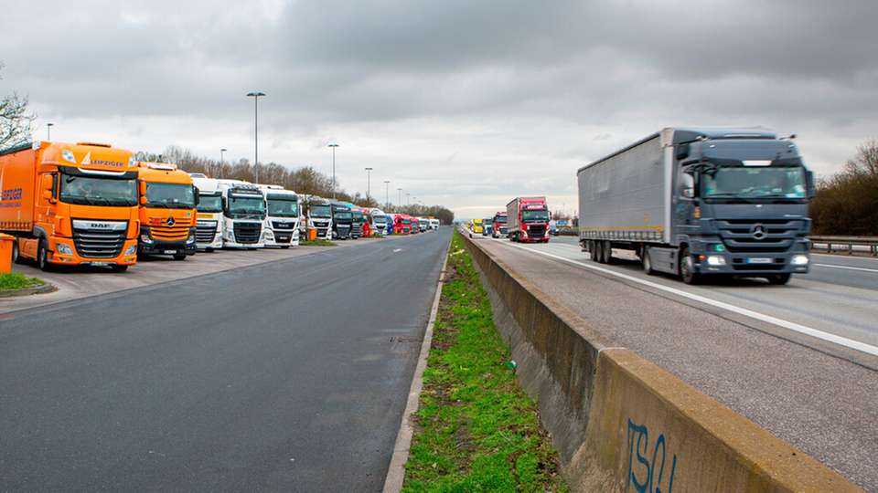 Lkw stehen auf dem Rastplatz Medenbach an der A3.