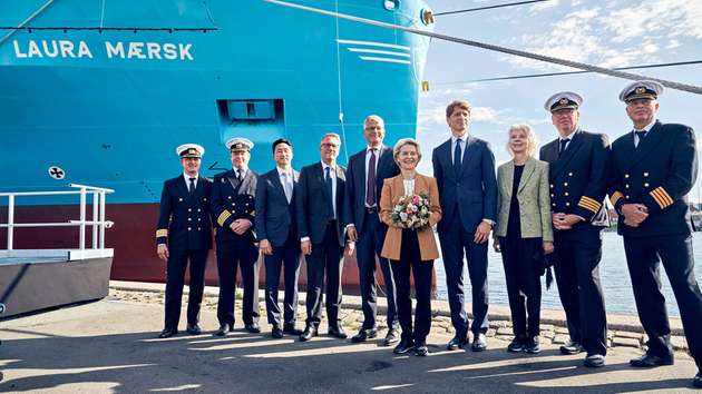 Bei der Zeremonie waren Chief Engineer Heino Søgaard Nielsen, Kapitän Brian Sørensen, President & CEO of HD Hyundai Kisun Chung, Dänemarks Wirtschaftsminister Morten Bodskov, CEO von Maersk Vincent Clerc, EU-Kommissionspräsidentin Ursula von der Leyen, der Vorsitzende des Aufsichtsrates von Maersk Robert Uggla, Ane Maersk McKinney Uggla, Kapitän Pieter Willem van Rijn und Chief Engineer Flemming Søgaard Christensen (v.l.n.r.) anwesend.