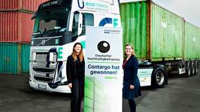 Kristin Kahl und Kristiane Schmidt (v.l.n.r.), Sustainable Solutions bei Contargo, freuen sich über den Sieg. 