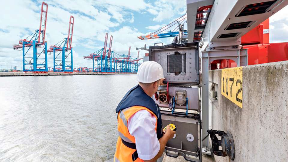 Uwe Radke, Betriebsleiter Elektrotechnik bei der HPA, begutachtet eine der mobilen Übergabestationen am Containerterminal von Eurogate.