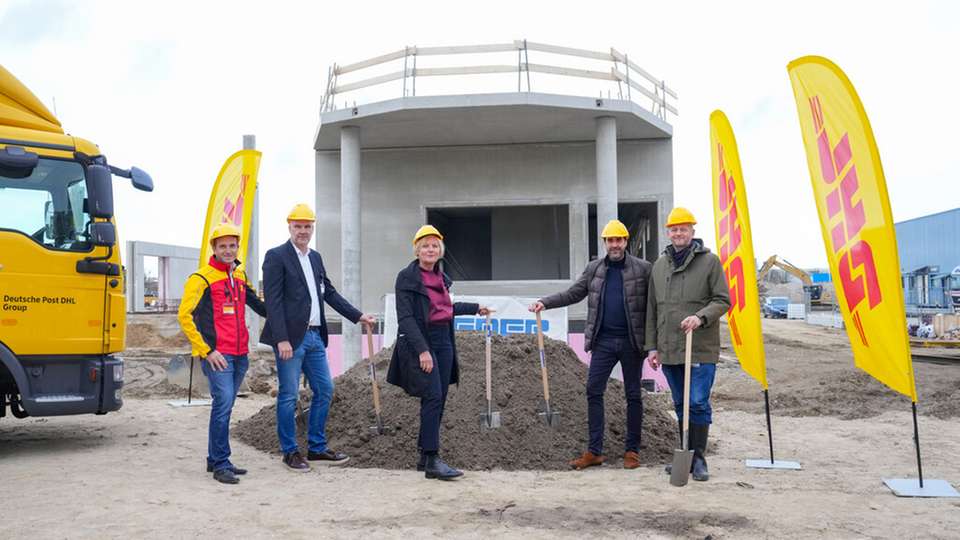 Martin Grimm, Niederlassungsleiter Berlin-Marienfelde, DHL Freight Berlin, Björn Michelchen, Geschäftsführer der Bremer Berlin-Brandenburg GmbH, Martina Marijnissen, Leiterin Wirtschaftsförderung Bezirksamt Tempelhof-Schöneberg, Berlin, Götz Hanningsmann, Manager Area Nord, DHL Freight DACH und Marc Urbatsch, Geschäftsführer Operatio GmbH (v.l.) im Rahmen des Spatenstichs Terminal DHL Freight Berlin Marienfelde.