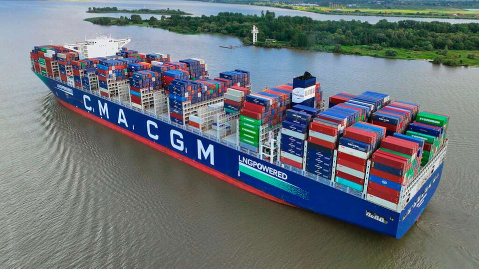 Die mit LNG betriebene „CMA CGM Rivoli“ auf der Elbe.