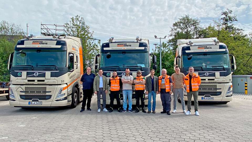 Das Team von Addicks & Kreye (von links): Eike Waschk (Projektmanager), Daniel Jensen (Prokurist, Niederlassungsleiter Bremerhaven), Danijel Stopa (Fahrer), Nicolas Thiede (Dispositionsleiter Hamburg), Grzegorz Bullert (Fahrer), Björn Ohl (Geschäftsführer), Robert Rekowski (Fahrer), Liones Kottulinsky (Serviceteamleiter Bremerhaven), Oliver Meng (Geschäftsführer)