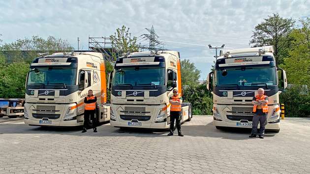 Sind mit den E-Lkw im Hamburger Hafen unterwegs (von links): Danijel Stopa, Grzegorz Bullert und Robert Rekowski