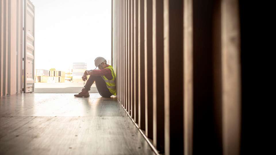 Im Bereich der sozialen Verantwortung legt die CSDDD den Fokus auf die Verbesserung der Arbeitsbedingungen und die Einhaltung der Menschenrechte entlang der Lieferkette.