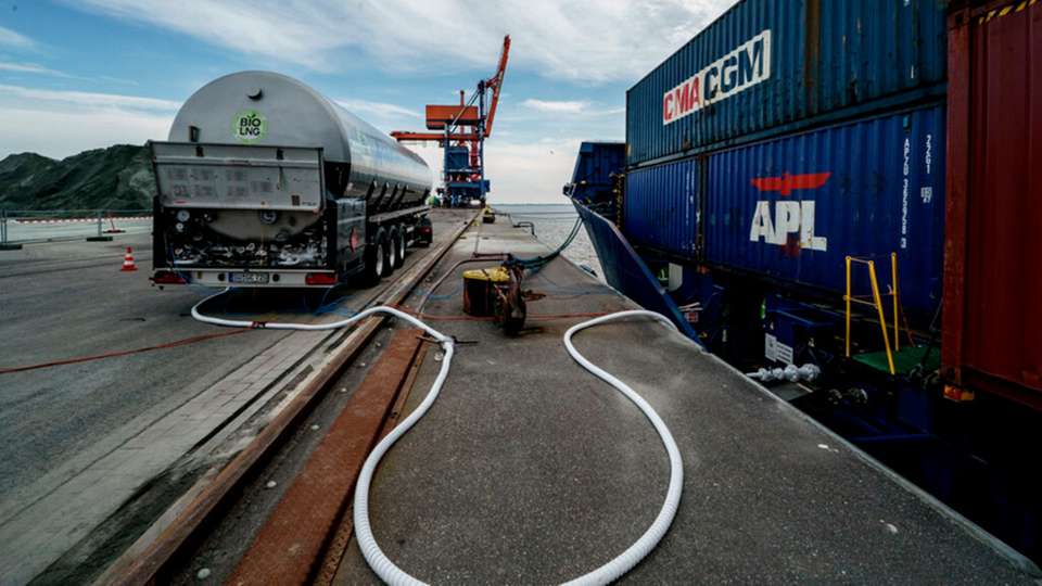 Das Containerschiff „ElbBlue“ wird im Elbehafen von einem Tankfahrzeug mit 20 Tonnen klimaneutralem und synthetischem Kraftstoff LNG betankt. 