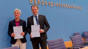 Ampel-Klimapolitik fällt durch. In der Bundespressekonferenz stellen Hans-Martin Henning, Vorsitzender des Expertenrats für Klimafragen und seine Kollegin Brigitte Knopf, stellvertretende Vorsitzende, das Sondergutachten zur Prüfung der Treibhausgas-Projektionsdaten 2024 vor.