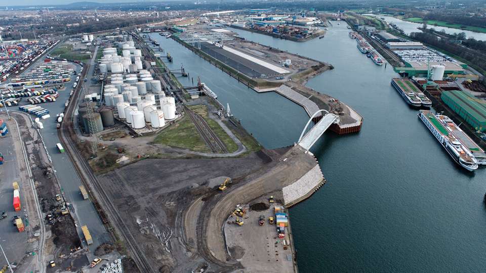 Das neue Gateway Terminal in Duisburg: im Vordergrund die Zufahrt mit der neuen Brücke.