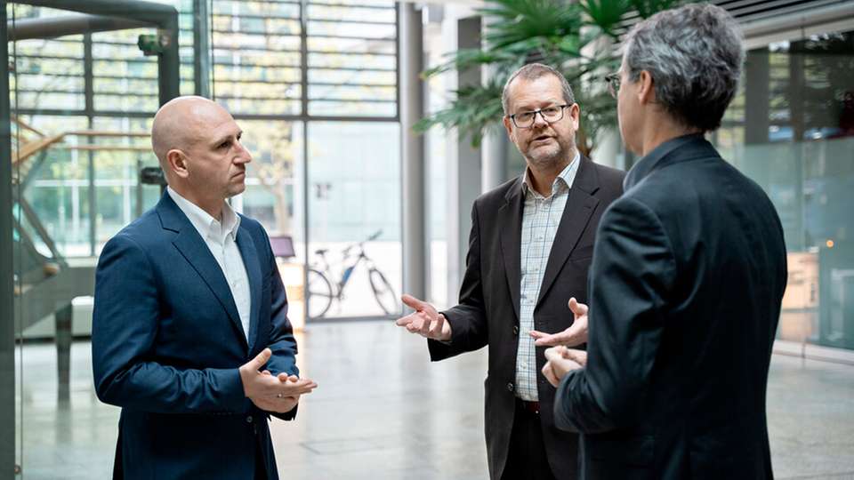 Die Audi-Logistiker Peter Haselwanger und Christian Graeff zusammen mit DVZ-Redakteur Michael Cordes in der Audi-Zentrale in Ingolstadt.