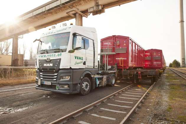 Ein Mobiler-Lkw beim Umschlag auf die Schiene.