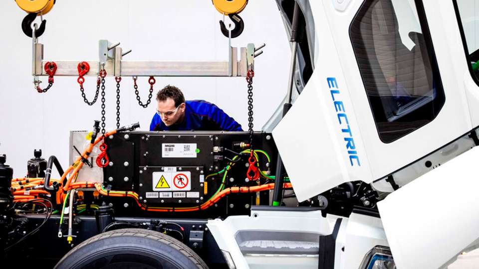 Eine Montagelinie für Elektro-Lkw in einer Fabrik auf dem DAF-Gelände.