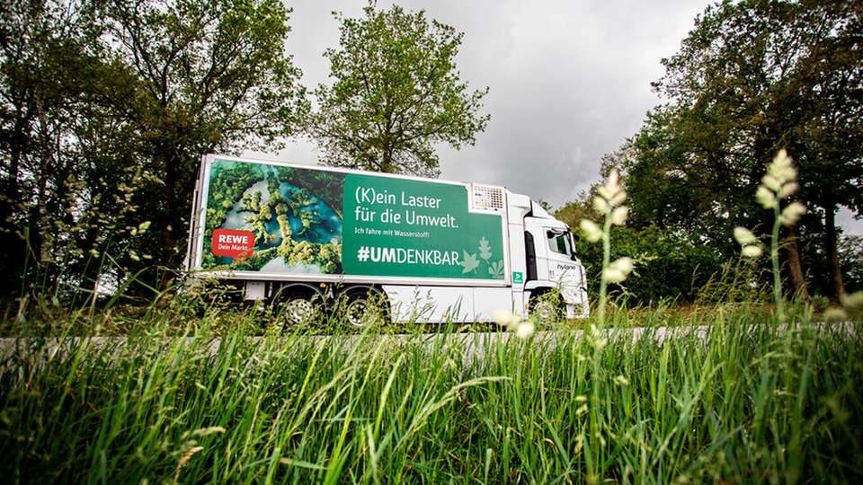 Ein Wasserstoff-Lkw von Rewe unterwegs im Hamburger Umland.