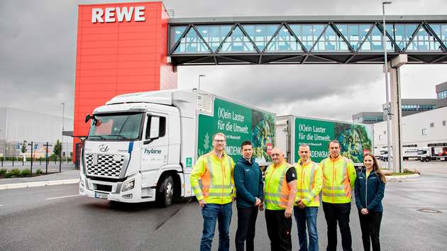 Das Projektteam (v. l. n. r.): Christoph Töpfer (Standort Transportleiter), Martin Schneider (Senior Manager After-Sales Hylane), Udo Behnck (Fahrer des Lkw), Niko Ottjes (Regionaler Transportleiter Region Nord), Sven Petersen (Betriebsleiter Rewe Nord), Sara Schiffer (Geschäftsführerin Hylane)