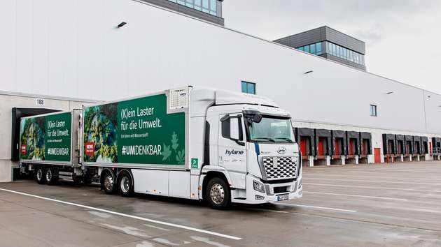 Wasserstoff-Lkw am Logistikzentrum der Rewe Nord in Henstedt-Ulzburg.