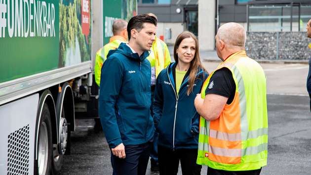 (v. l. n. r.): Martin Schneider (Senior Manager After-Sales hylane), Sara Schiffer (Geschäftsführerin hylane), Udo Behnck (Fahrer des Lkw)