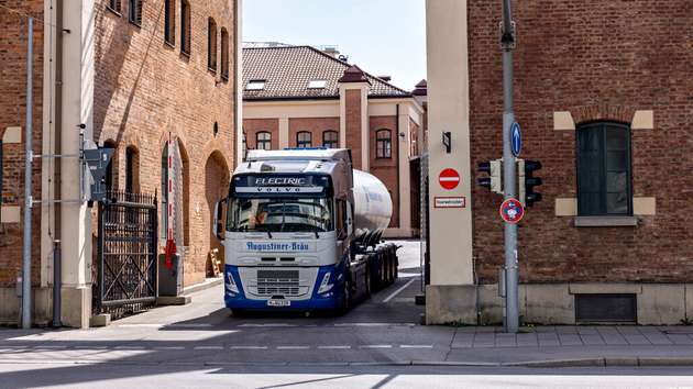 Zwei Volvo FM Electric werden zwischen der Brauerei in der Münchner Innenstadt und der Abfüllanlage in Freiham eingesetzt.