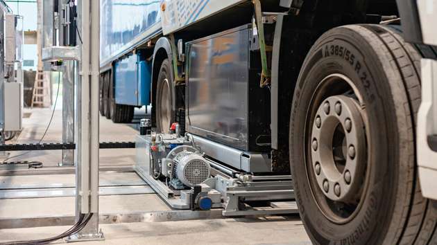 Nachdem der Lkw in die Halle gefahren ist, verlässt der Fahrer die Halle. 