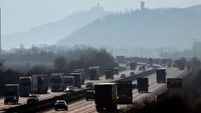 Beinahe ganz im Dunst verschwunden sind die Mühlburg (rechts) und die Wachsenburg (links) nahe der Bundesautobahn A4.