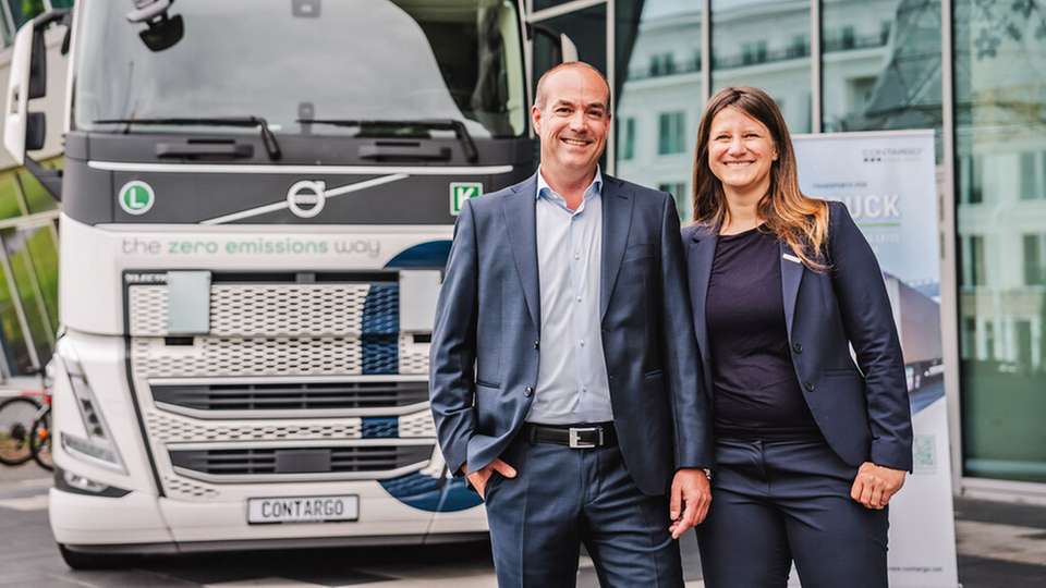 Michael Starke, Geschäftsführer Contargo Truck Fleet und Kristin Kahl, Head of Sustainability, feiern die ersten eine Million gefahrenen E-Kilometer.
