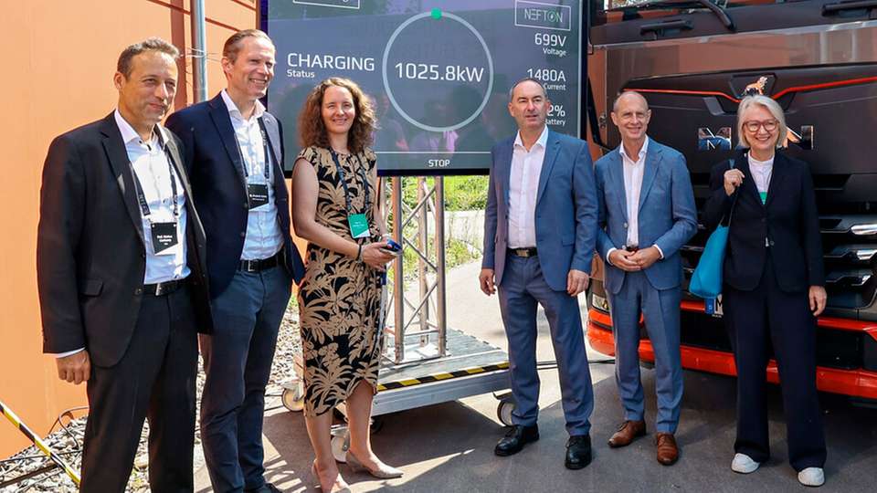 Ergebnispräsentation des Lade-Infrastruktur-Forschungsprojekts Nefton (v.l.) in Plattling: Prof. Markus Lienkamp, Technische Universität München, Dr. Frederik Zohm, MAN Truck & Bus, Prof. Veronika Fetzer, Technische Hochschule Deggendorf, Staatsminister Hubert Aiwanger, Egon Leo Westphal, Bayernwerke AG, Prof. Monika Schnitzer, Vorsitzende der Wirtschaftsweisen.