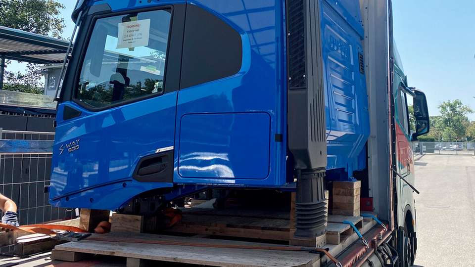 Gruber Logistics transportierte die von IVECO gestellte Nullemissionsfahrzeugkabine Anfang Juli von Ulm nach Wien.