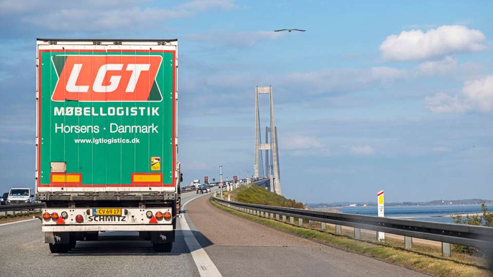 Ein Lkw nähert sich der Brücke über den Großen Belt, die zwischen den dänischen Inseln Fünen und Seeland verläuft.