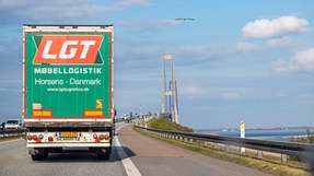 Ein Lkw nähert sich der Brücke über den Großen Belt, die zwischen den dänischen Inseln Fünen und Seeland verläuft.