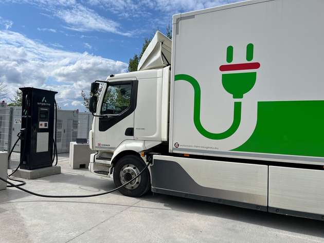 Die High-Power-Charging-Ladeinfrastruktur in Kombination mit einem leistungsstarken Batteriespeicher sorgt für ein effektives Laden der E-Trucks.