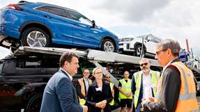 Bundesarbeitsminister Hubertus Heil im Gespräch mit Ulrike Riedel, Mitglied des Vorstands und Arbeitsdirektorin der BLG-Gruppe, Pawel Byglewski, Geschäftsführer BLG Automobile Logistics GmbH & Co. KG und Leiter Transporte sowie Sven Bröker, Niederlassungsleiter des Autoterminal Hamburg.