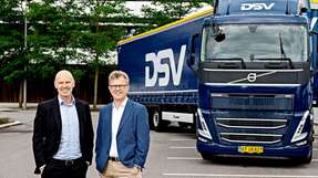 Im Bild (v.l.n.r.): Søren Schmidt, CEO DSV Road, und Roger Alm, President Volvo Trucks. 