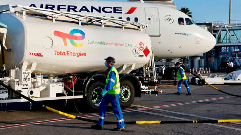 Air France-KLM weist die weltweit zweithöchste SAF-Beimischungsquote hinter der Frachterflotte von DHL auf. Auf Rang drei rangiert die IAG Group.