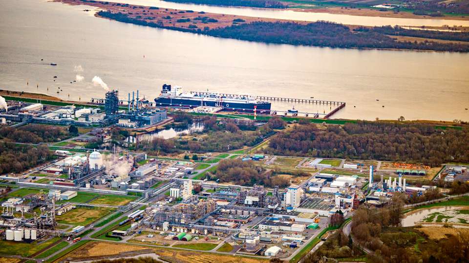 Die schwimmende Regasifizierungsanlage im neuen von NPorts gebauten Hafen in Stade. Von hier aus sollen jährlich 5 ­Milliarden Kubikmeter Erdgas in das Fernleitungsnetz eingespeist werden.