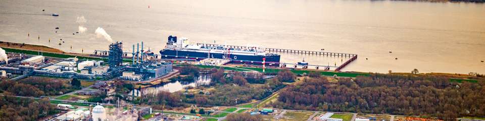 Die schwimmende Regasifizierungsanlage im neuen von NPorts gebauten Hafen in Stade. Von hier aus sollen jährlich 5 ­Milliarden Kubikmeter Erdgas in das Fernleitungsnetz eingespeist werden.