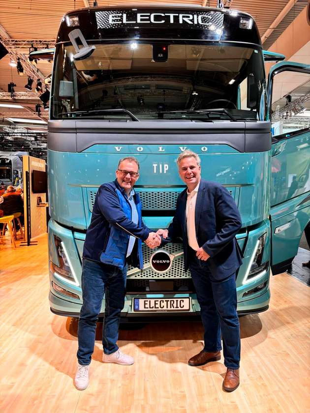 Peter Ström, Geschäftsführer Volvo Trucks Deutschland und Oliver Bange, Geschäftsführer TIP Trailer Services Germany GmbH auf der IAA Transportation 2024.