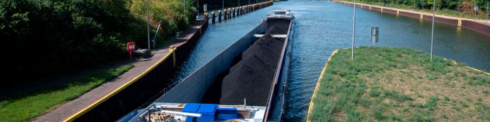 Künftig ein immer seltenerer Anblick: Das mit Kohle beladene Frachtschiff „Willi Raab“ fährt in die südliche Schleusenkammer Gelsenkirchen am Rhein-Herne-Kanal ein.