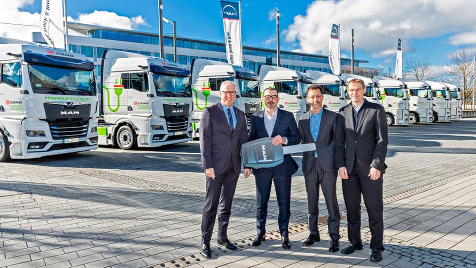 Bei der Übergabe der ersten zehn von 150 E-Lkw: Friedrich Baumann, Vorstand Sales and Customer Solutions bei MAN Truck & Bus, Cyrille Bonjean, Executive Vice President Land Transport bei DB Vorstand Schenker in Europa, Marc Pühler, Senior Vice President System Operations, DB Schenker Europa, und Michael Kobriger, Vorstand Produktion & Logistik bei MAN Truck & Bus (v.l.n.r.). 