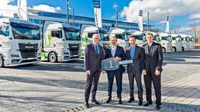 Bei der Übergabe der ersten zehn von 150 E-Lkw: Friedrich Baumann, Vorstand Sales and Customer Solutions bei MAN Truck & Bus, Cyrille Bonjean, Executive Vice President Land Transport bei DB Vorstand Schenker in Europa, Marc Pühler, Senior Vice President System Operations, DB Schenker Europa, und Michael Kobriger, Vorstand Produktion & Logistik bei MAN Truck & Bus (v.l.n.r.). 