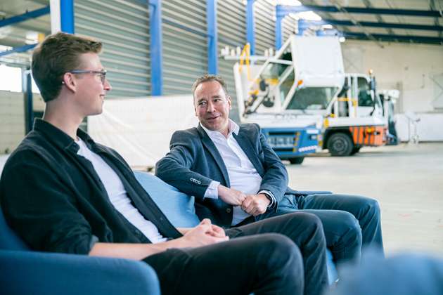 Dr. Stefan Binnewies (rechts) und Hendrik Kramer diskutierten die Herausforderungen und Perspektiven des autonomen Fahrens.